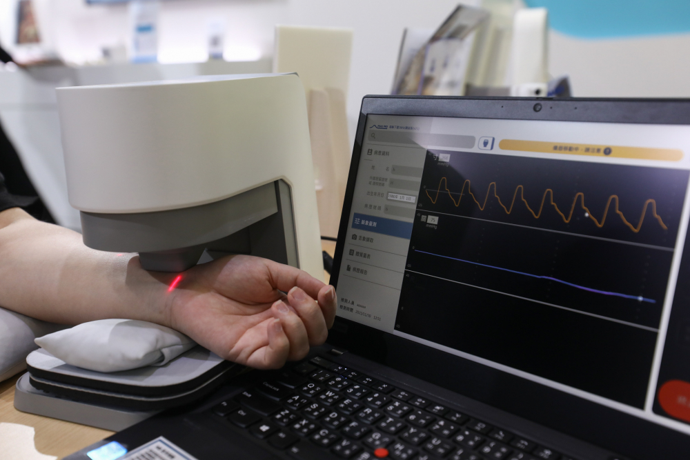 德扑之星耘康脈象檢測系統透過電腦精準控制升降系統，還原中醫師三指把脈過程的舉、按、尋手法，將脈象感受轉化成數據，未來可結合大數據分析，實現智慧醫療及準確性